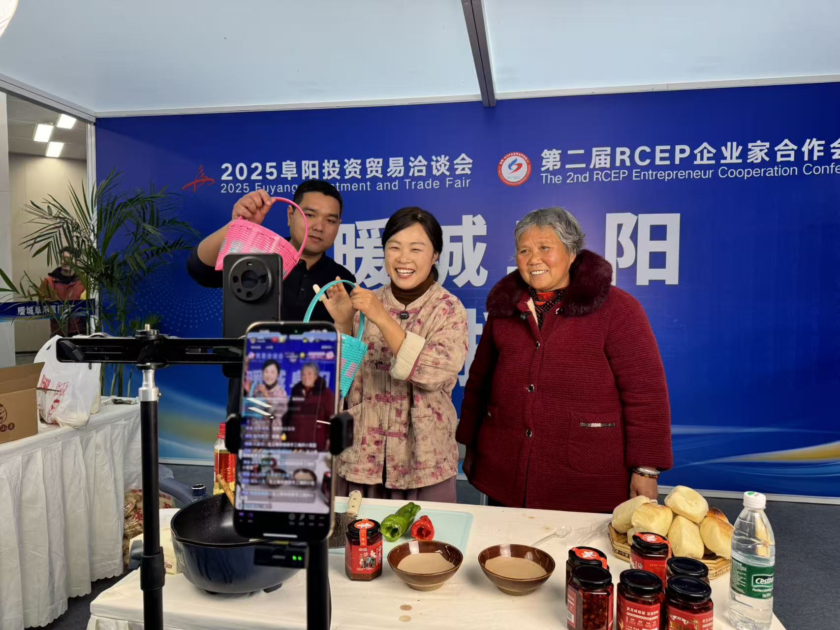 界首电商亮相阜洽会 直播销售额突破百万元