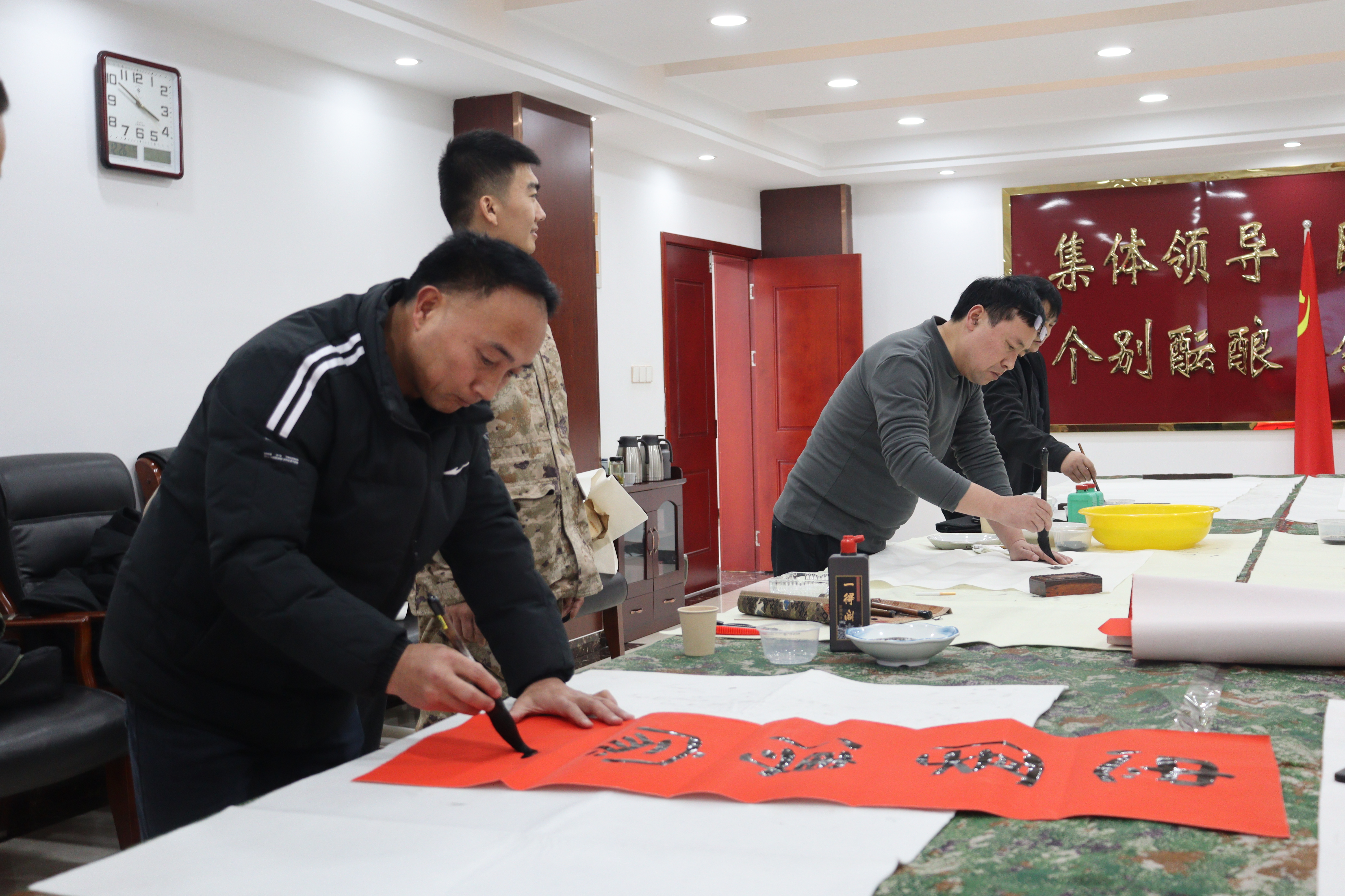 界首市开展“军民鱼水情 书香进军营”庆元旦文化活动