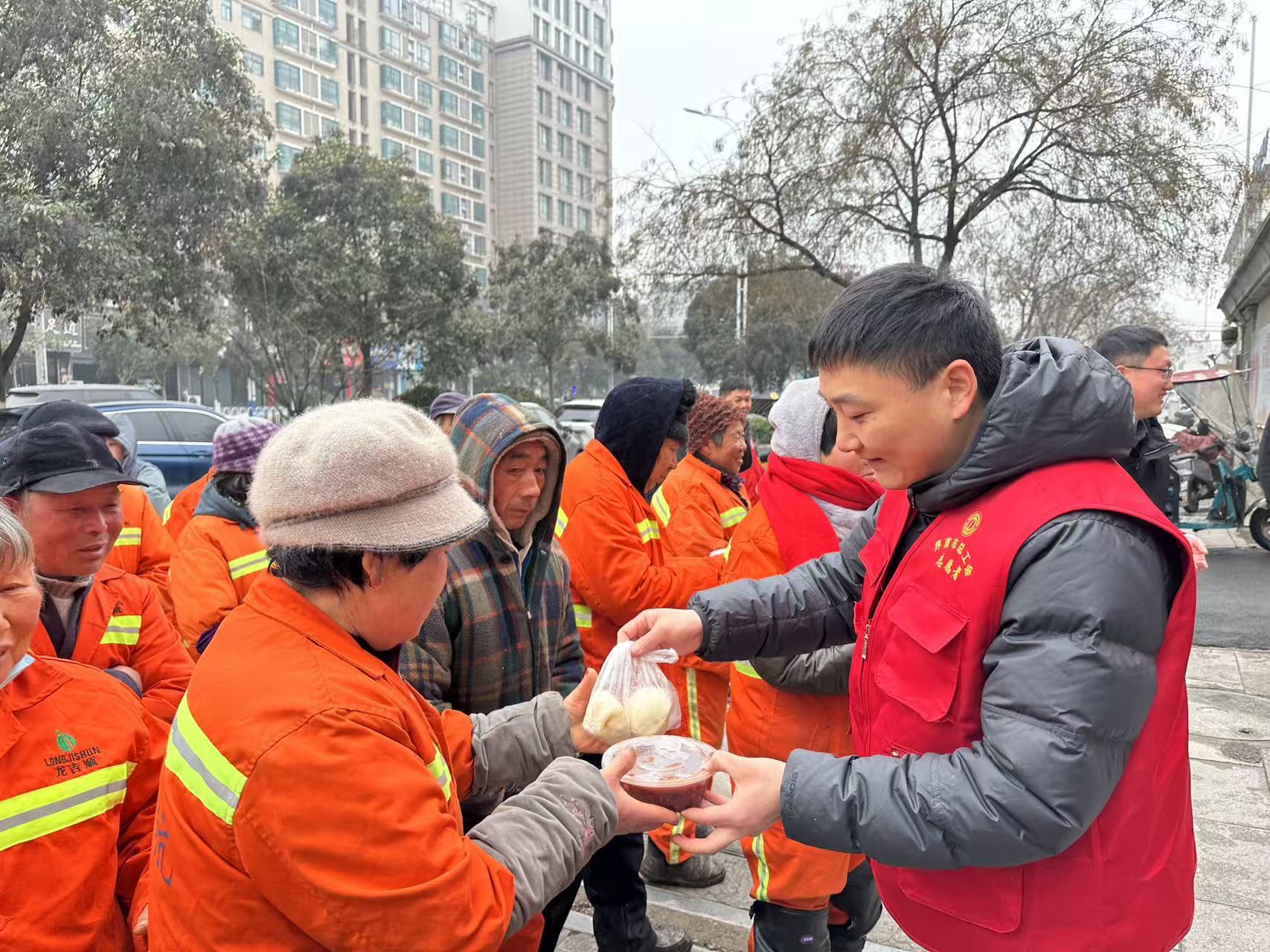 “腊八情意浓·工会暖‘新’中”关爱活动传递温暖