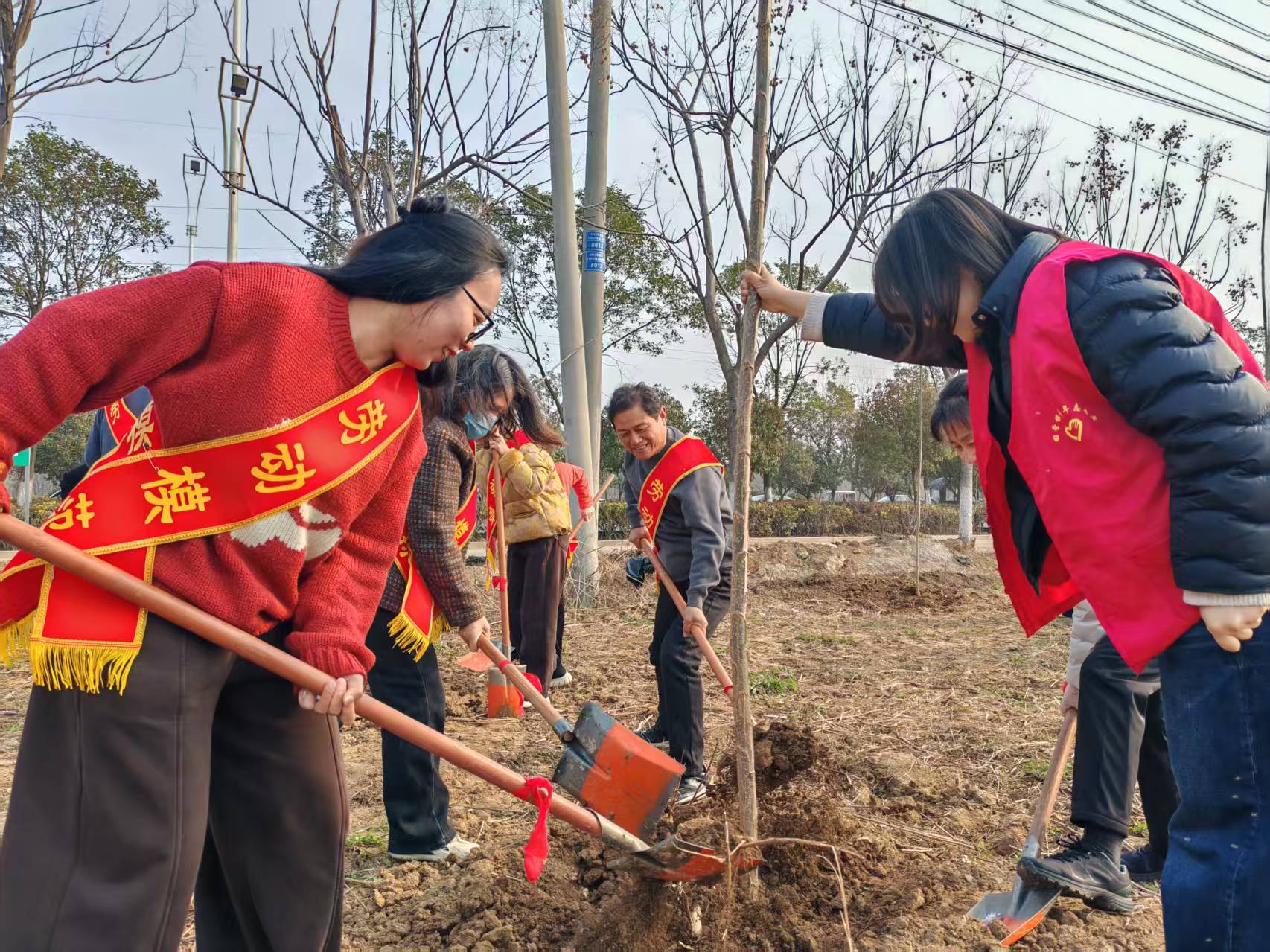 劳模带头添新绿 共建生态美好界首