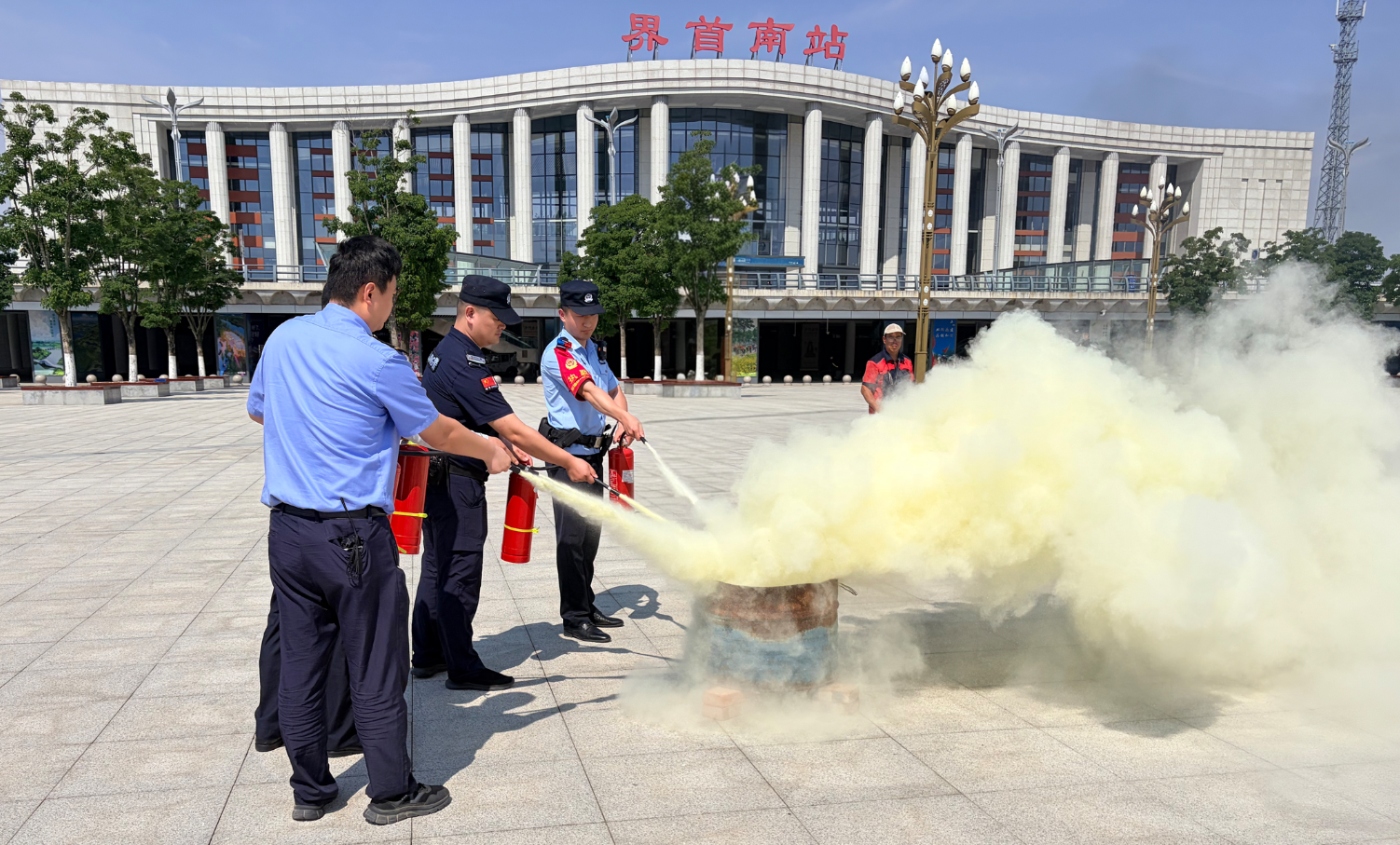 界首南高铁站区开展安全生产月联合消防演练